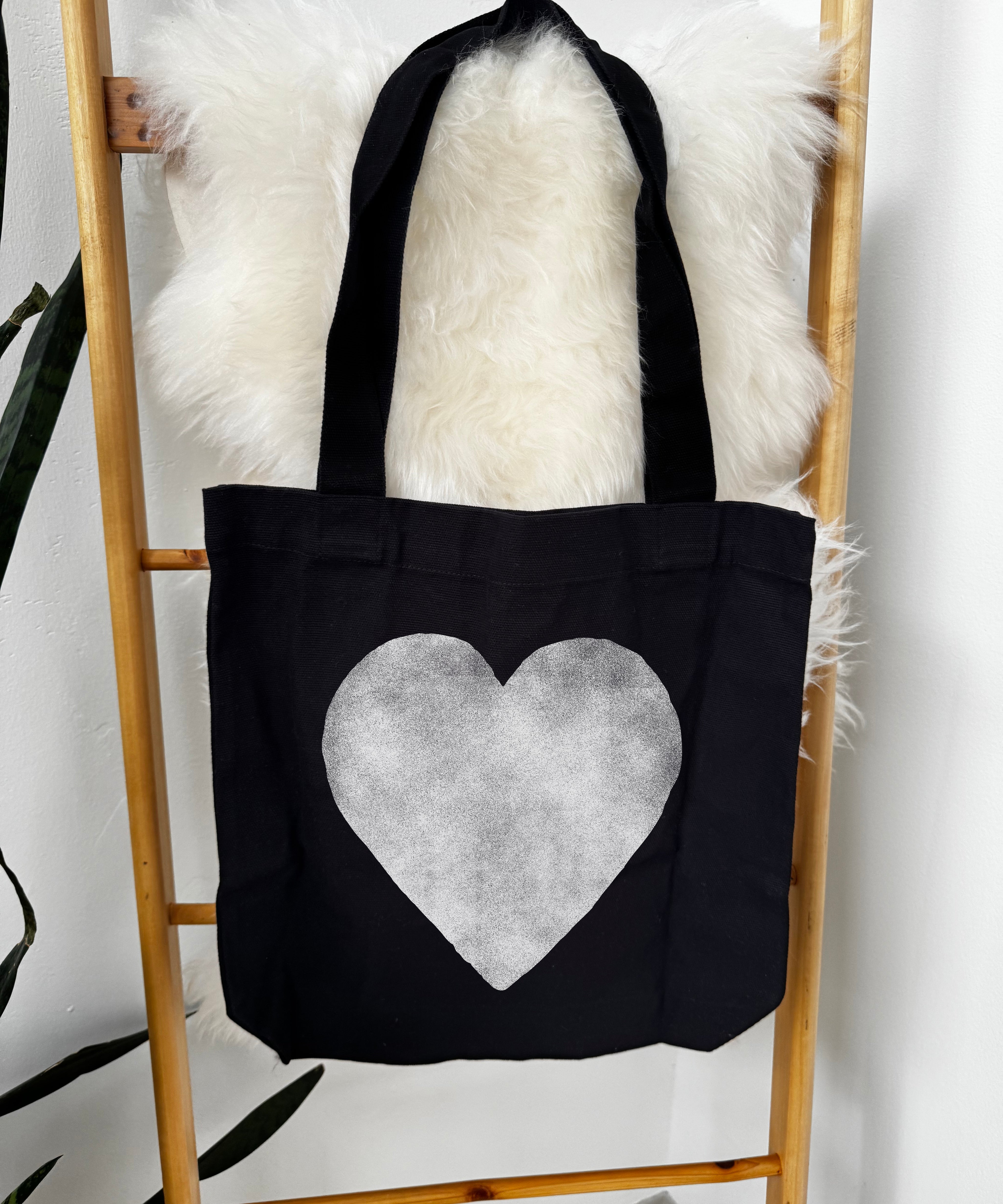 HEART_BLACK_TOTE_9b91157e-1f68-4329-a378-153a265ff133.jpg